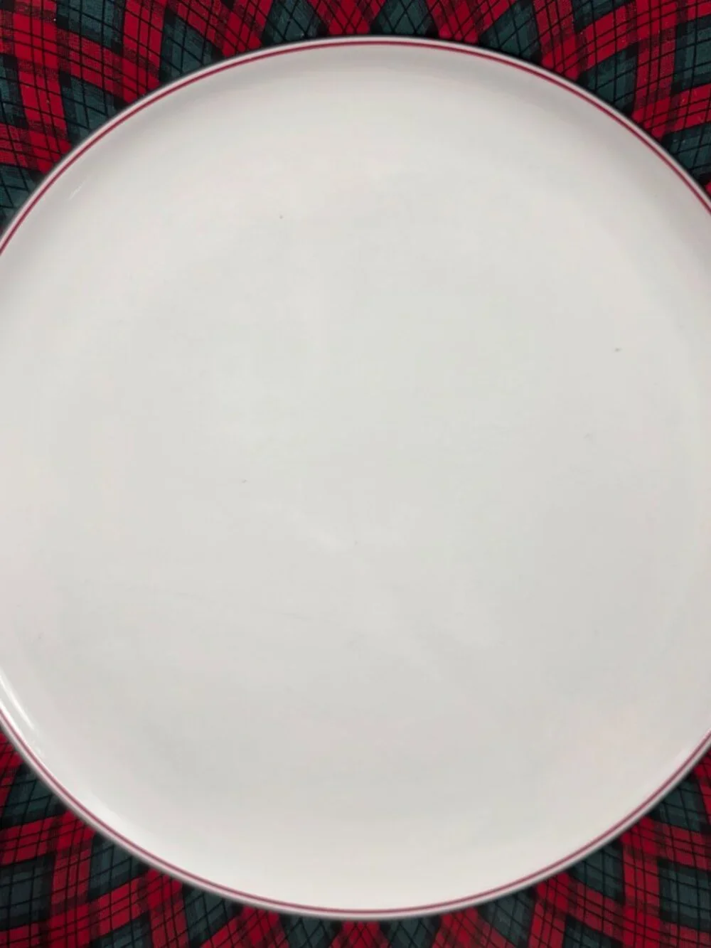 ONE (1) Sasaki Tartan Plaid Dinner Plate White with Red & Green Plaid Border